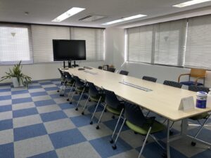 会議室の様子。大きなモニターが設置してあります。6名ずつが向かい合い、最大12名で会議を行うことが可能です。